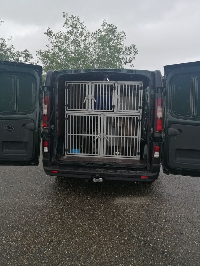 De hondenbus is uitgevoerd met dubbele airconditioning en permanente verlichting en heeft diverse compartimenten voor scheiding van de honden.